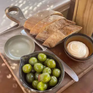 Alioli + pan marroquí + aceitunas
