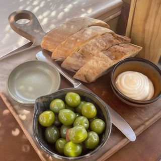 Alioli + pan marroquí + aceitunas