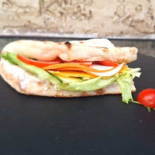 САНДВИЧ С ПУШЕНО ПУЕШКО, ЧЕДЪР И ДЗАДЗИКИ