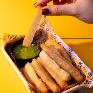 Ración de Yuca Frita con salsa a elegir