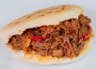 Arepa (Libre de gluten)  Carne Mechada  Combínala a tu gusto