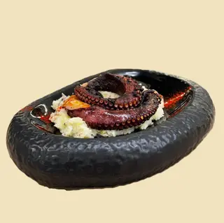 Tentacule de caracatiță și piure de cartofi cu trufe