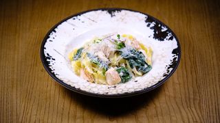 Фетучини с семгой и шпинатом (1 пор.)