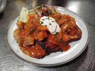 Placki ziemniaczane z gulaszem 3 szt.