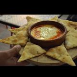 Provolone al horno con tomate y focaccia de pan 