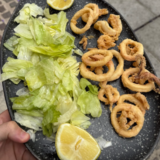Calamares fritos con ensalada/ papas fritas