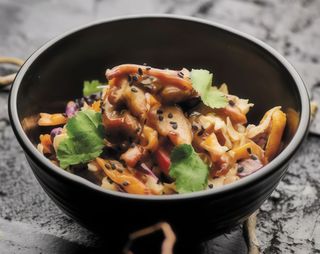 Салат овочевий з куркою Теріякі та локшиною (180г)