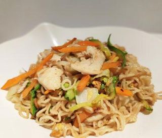 Ramen saltato con gamberi e verdure