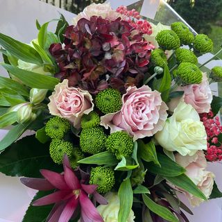 Buchet elegant, cu hortensie, trandafiri, Santini, alstromelia, verdeață