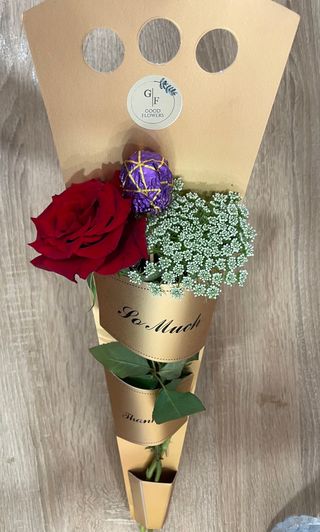 Une Rose Rouge Individuelle + Une Boule Au Chocolat