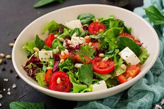 Микс зелени с сыром и черри