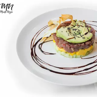 Tartar de atún con aguacate, mango y pepino