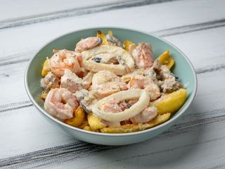 Мікс морепродуктів у вершковому соусі з картопляними діпами (220/20g)