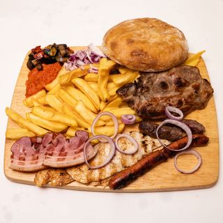 Miješano meso, prženi krumpir