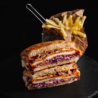 Sandwich Șnițel gratinat - cașcaval + 1 portie de cartofi