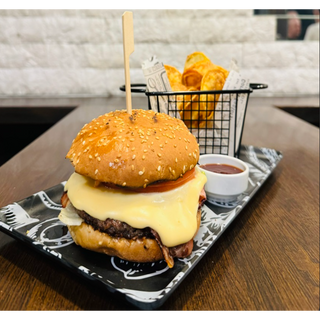 Телешки Смаш бургер със синьо сирене и бекон, поднесен с пресни пържени картофи