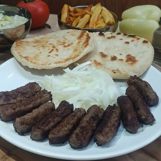 Ćevapi i pomfrit