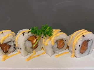 39. Uramaki spicy salmone