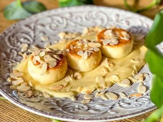 Serniki z sosem waniliowym i płatkami migdałów (200g)