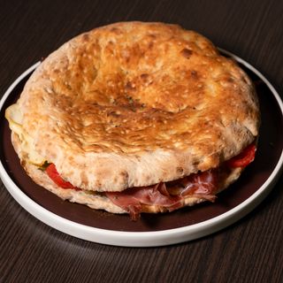 Schiacciata speck e scamorza