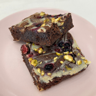 Brownie de chocolate con frutos rojos y pistachos