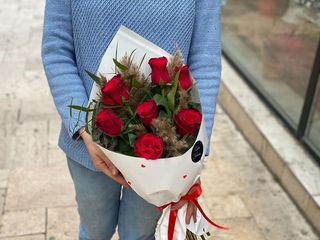 7 Red roses bouquette