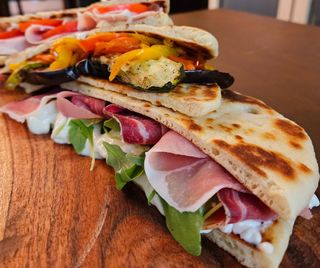 Piadina crudo, squacquerone