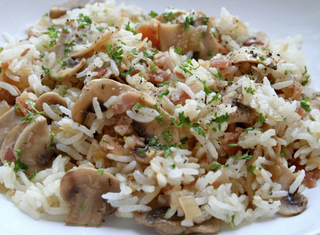 Arroz frito con champiñones
