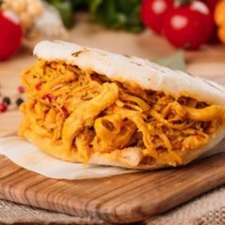 Arepa de pollo mechado