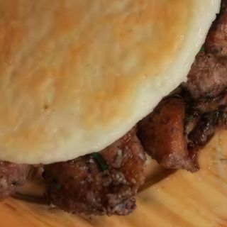 Arepa De Cochino Frito (1 Ud.)