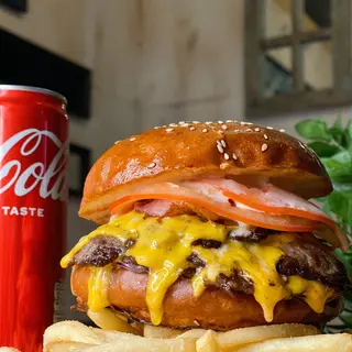 Fat Boy бургер(370 грам) + картопля фрі+напій(Coca-cola, Fanta або Sprite)