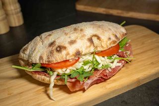 Sandwich cu prosciutto crudo