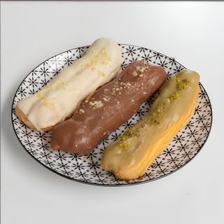 Еклер белгийски бял шоколад с кашу (90г)