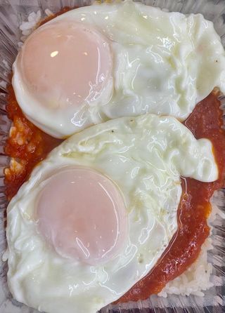 Plat d'arròs a la cubana amb dos ous ferrats