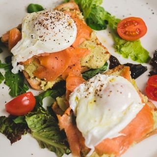 Poširana jaja sa dimljenim lososom 300gr