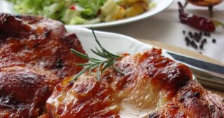 Marinirani pileći batak sa pomfritom