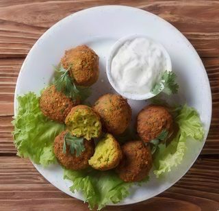 Piatto falafel con pane