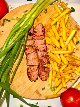 Cârnaciori cu cartofi prăjiți