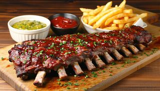 Scăricică la grătar cu sos usturoi, sos muștar-ketchup și cartofi pai