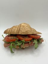 Croissant Con Jamón Serrano, Tomate Y Rucula