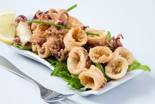 Fritto di calamari e verdure in pastella