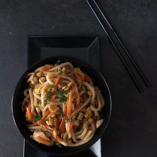 Udon con pollo e verdura
