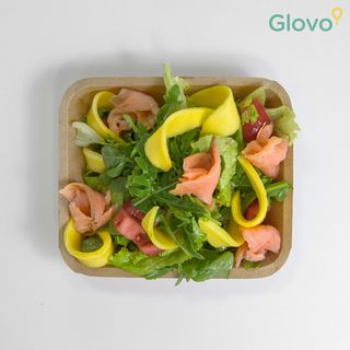 Салата със сьомга и манго