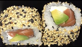 Uramaki salmón y queso Philadelphia (8 piezas)