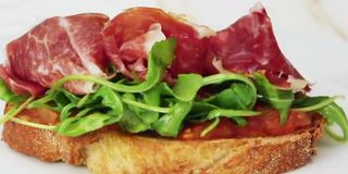 Tosta De Porqueta Con Rúcula Y Tomate Confitado (1 Ud.)