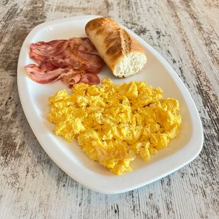 DESAYUNO AMERICANO CON BEBIDA 