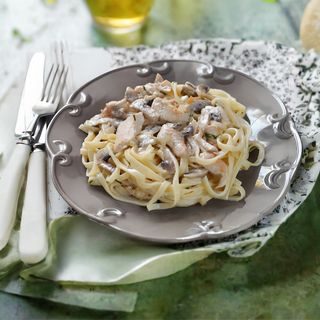 Паста с курицей и грибами