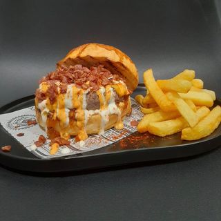 Hamburguesa “LA MADURITA” con patatas(candidata a Mejor Hamburguesa de España 2025)