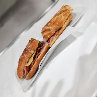 Bocadillo De Jamón serrano con queso y pimientos verdes