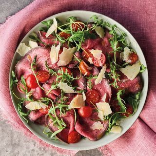 Roast beef con rucola, parmigiano reggiano pomodorini